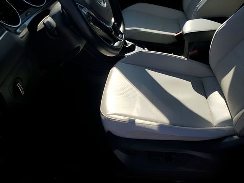 Used 2018 Volkswagen Tiguan SE w/ Panoramic Sunroof Package image 31