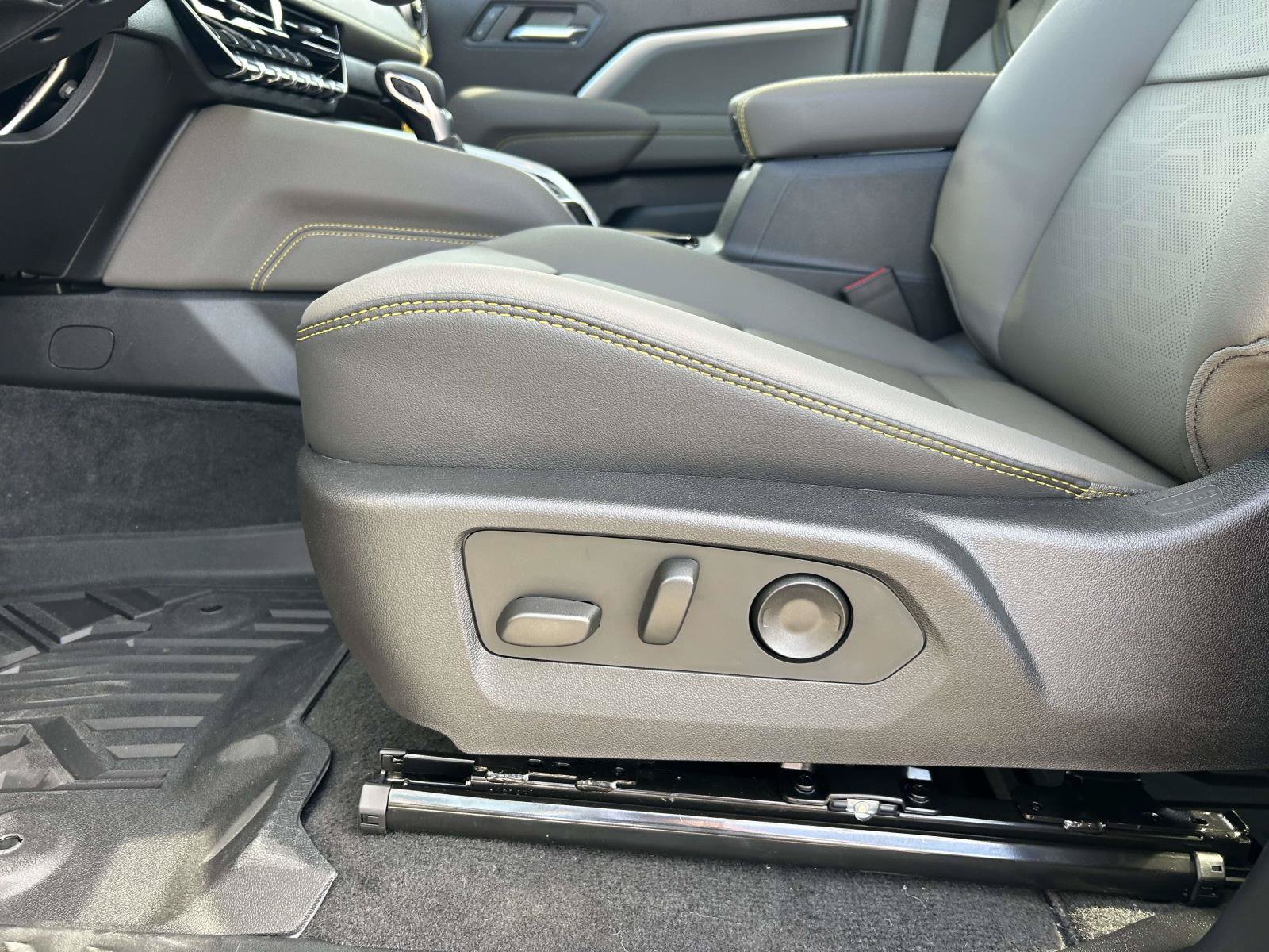 New 2026 Chevrolet Colorado ZR2 w/ Technology Package AWD/4WD image 18