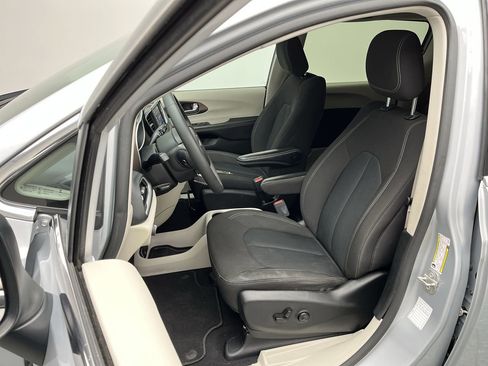 Used 2023 Chrysler Voyager LX image 8