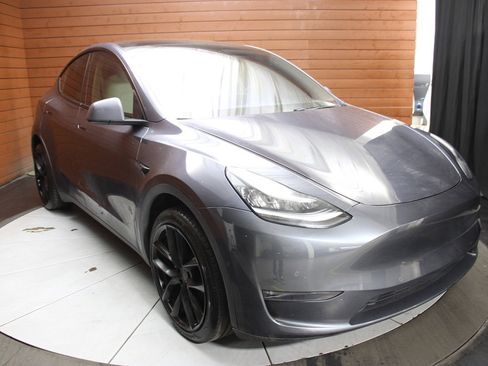 Used 2020 Tesla Model Y Long Range image 13