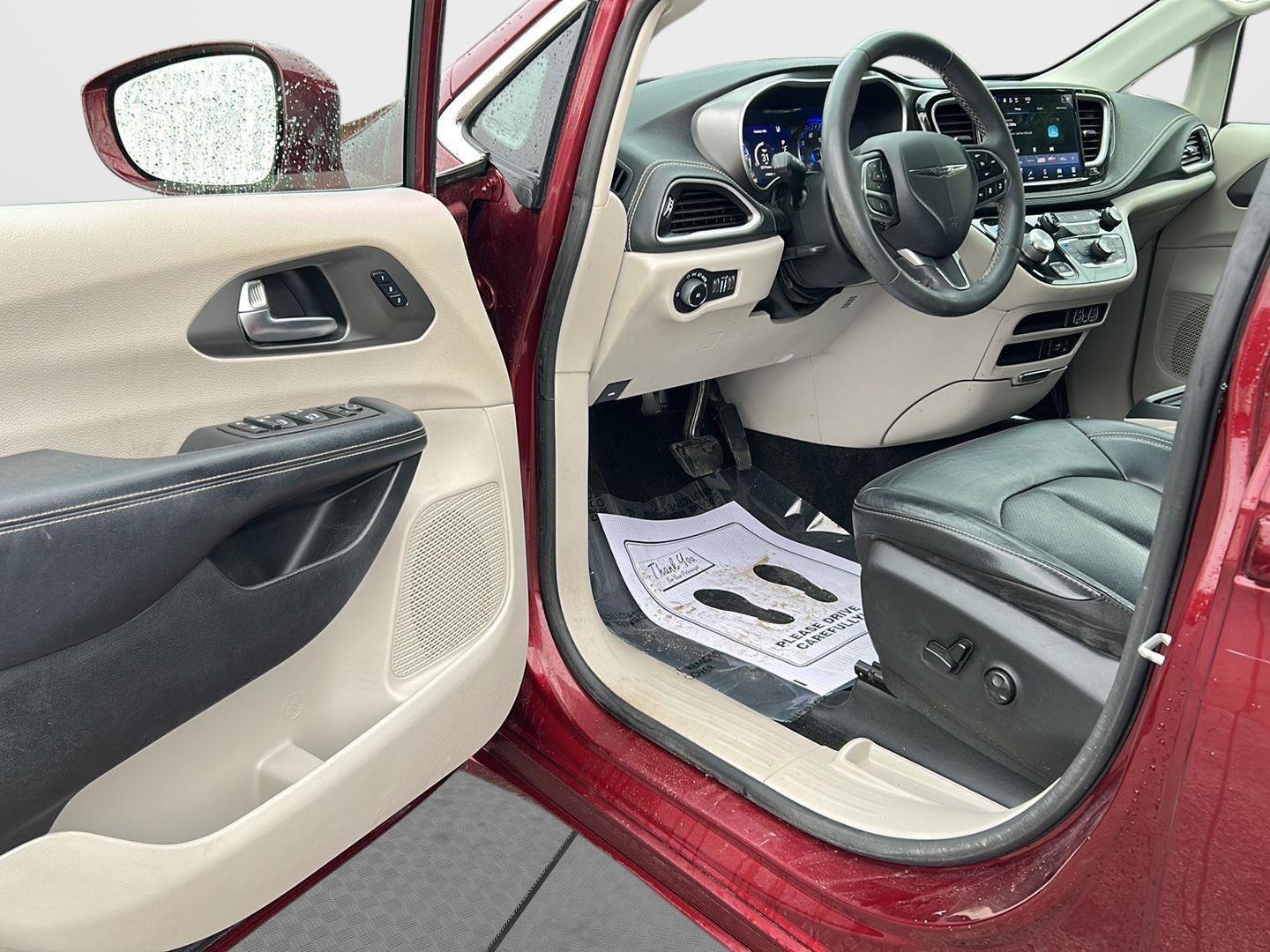 Used 2022 Chrysler Pacifica Touring-L FWD image 9