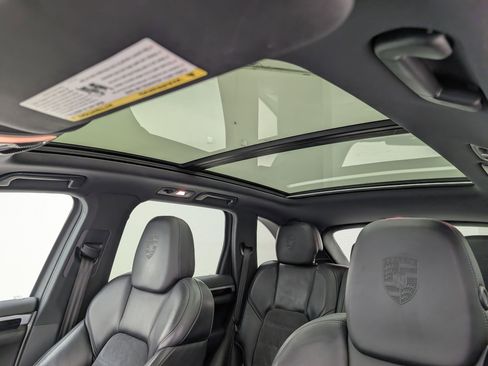 Used 2018 Porsche Cayenne AWD image 16