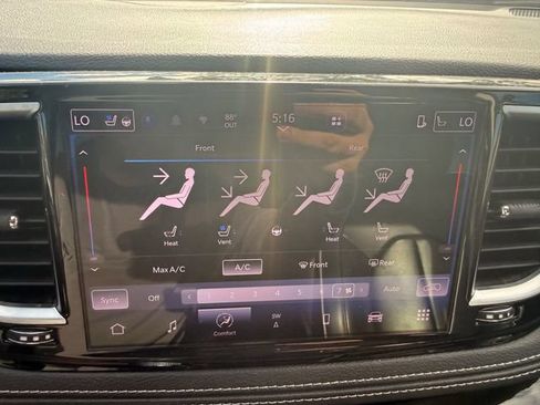 Used 2023 Chrysler Pacifica Limited FWD image 4