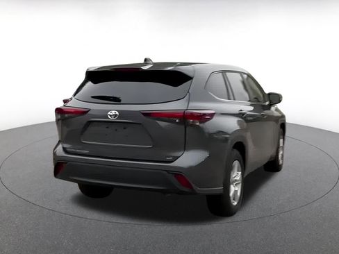 Used 2025 Toyota Highlander LE image 12