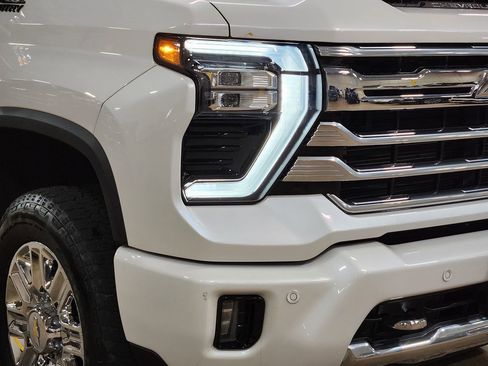 Used 2024 Chevrolet Silverado 2500 High Country w/ High Country Premium Package AWD/4WD image 13