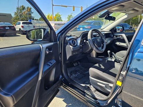 Used 2018 Toyota RAV4 XLE AWD/4WD image 14