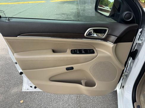 Used 2017 Jeep Grand Cherokee Overland AWD/4WD image 19