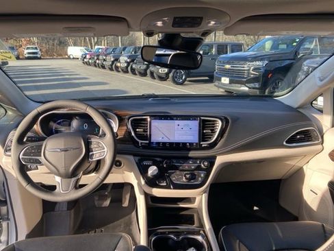 Used 2022 Chrysler Pacifica Limited image 10