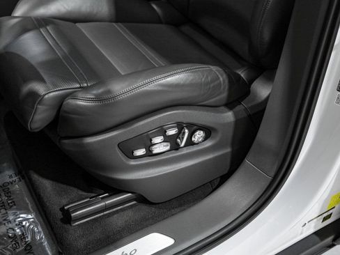 Used 2020 Porsche Cayenne Turbo AWD/4WD image 28