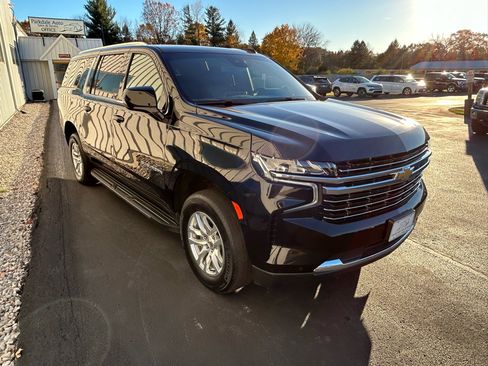 Used 2024 Chevrolet Suburban LT image 3