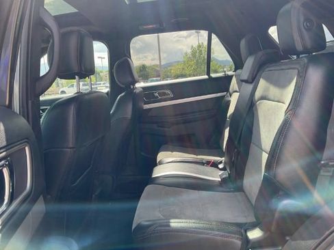 Used 2017 Ford Explorer XLT w/ Equipment Group 202A AWD/4WD image 15