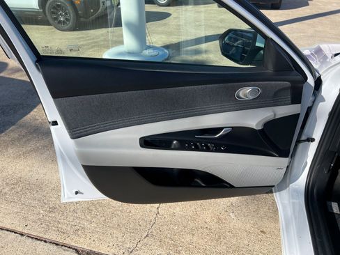 New 2026 Hyundai Elantra Limited FWD image 27