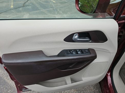 Used 2018 Chrysler Pacifica Touring-L FWD image 22