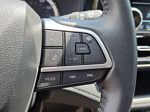 Used 2025 Toyota Highlander LE AWD/4WD image 23