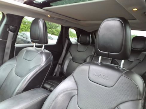 Used 2019 Jeep Cherokee Limited AWD/4WD image 16