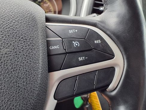 Used 2018 Jeep Cherokee Trailhawk w/ Cold Weather Group AWD/4WD image 21