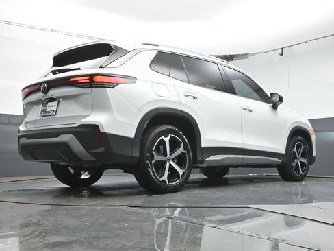 Certified 2025 Volkswagen Tiguan SE image 39