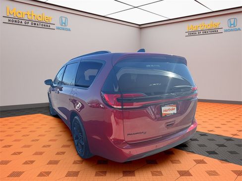 Used 2025 Chrysler Pacifica Limited image 3