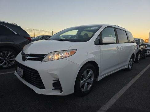 Used 2019 Toyota Sienna LE image 2