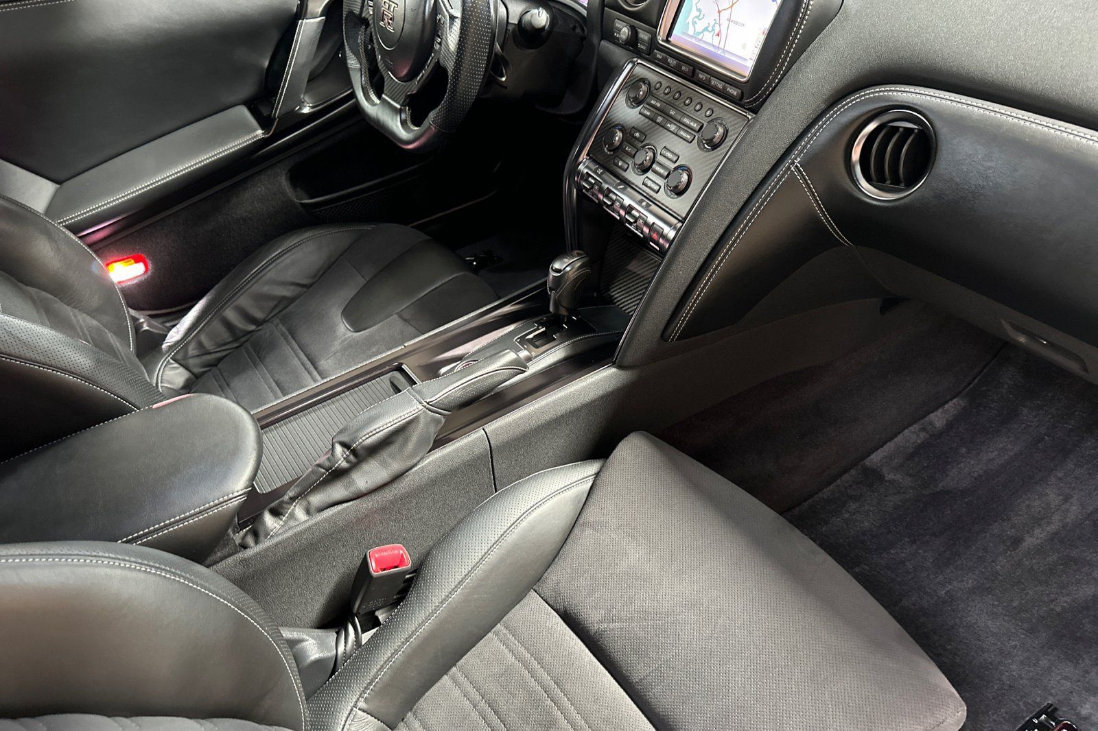 Used 2015 Nissan GT-R Premium AWD/4WD image 15