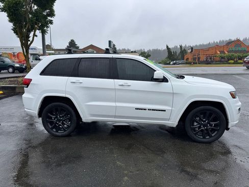 Used 2021 Jeep Grand Cherokee Laredo X AWD/4WD image 8