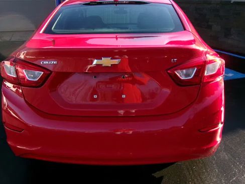 Used 2017 Chevrolet Cruze LT w/ Sun And Sound Package FWD image 5