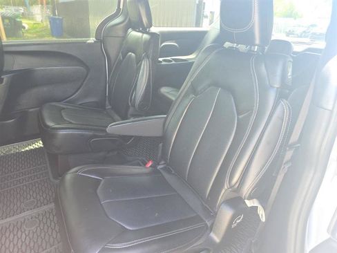 Used 2025 Chrysler Pacifica Select FWD image 9