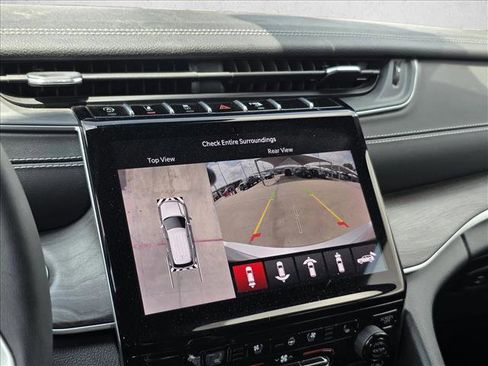 Used 2024 Jeep Grand Cherokee L Limited w/ Luxury Tech Group II AWD/4WD image 17