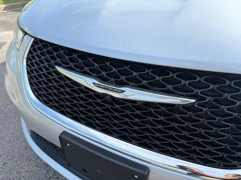 Used 2023 Chrysler Pacifica Touring-L FWD image 10