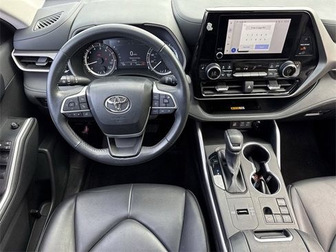 Used 2024 Toyota Highlander XLE image 12
