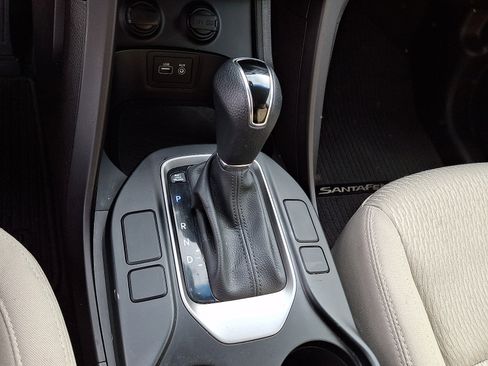 Used 2017 Hyundai Santa Fe SE FWD image 17