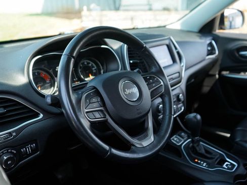 Used 2019 Jeep Cherokee Latitude Plus FWD image 6