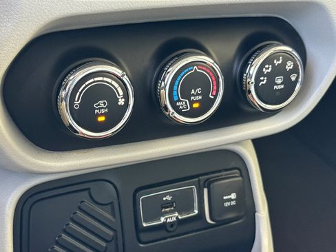Used 2016 Jeep Renegade Latitude FWD image 19