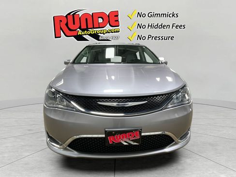 Used 2017 Chrysler Pacifica Touring-L FWD image 9