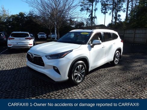Used 2022 Toyota Highlander XLE image 3