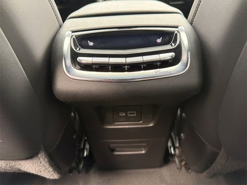 Used 2023 Cadillac XT6 Premium Luxury image 23