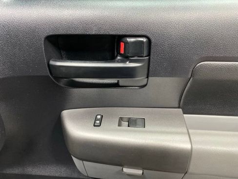Used 2010 Toyota Tundra 4x4 CrewMax image 28