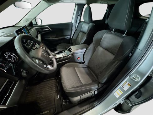 Used 2025 Mitsubishi Outlander ES FWD image 4