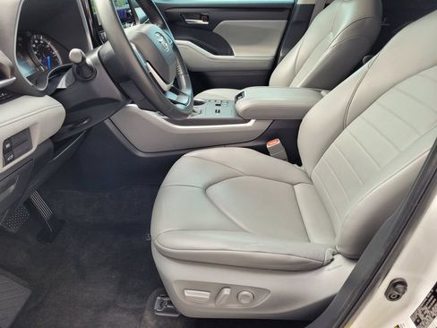 Used 2023 Toyota Highlander XLE AWD/4WD image 18