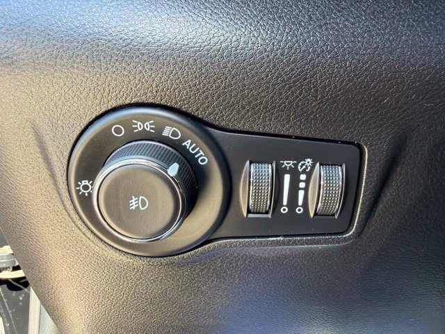 Used 2024 Jeep Compass Limited w/ Sun and Sound Group AWD/4WD image 18