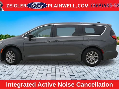 Used 2025 Chrysler Pacifica Select FWD image 2