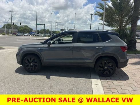 Certified 2024 Volkswagen Taos SE w/ Panoramic Sunroof Package AWD/4WD image 9