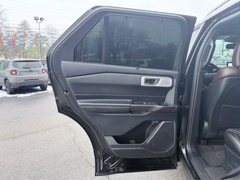 Used 2020 Ford Explorer Platinum w/ Premium Technology Package image 13