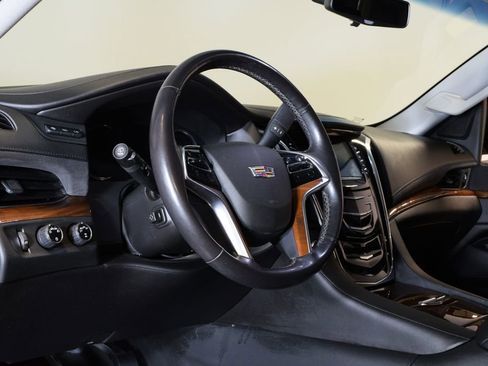 Used 2018 Cadillac Escalade Luxury AWD/4WD image 11