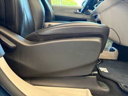 Used 2023 Chrysler Pacifica Touring-L FWD image 27