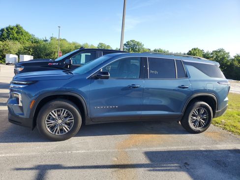 Used 2025 Chevrolet Traverse LT image 3