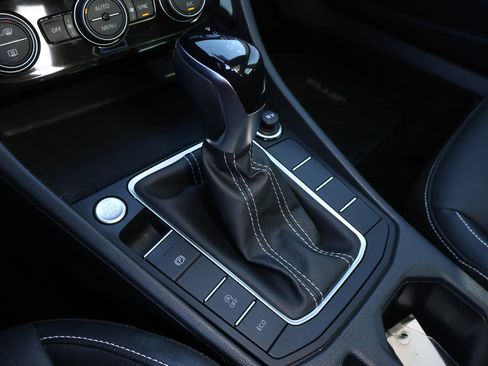 Used 2024 Volkswagen Jetta SE image 18