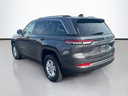 Used 2023 Jeep Grand Cherokee Laredo AWD/4WD image 5