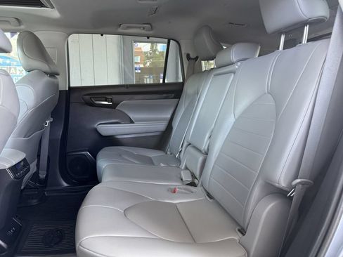 Used 2021 Toyota Highlander XLE FWD image 11