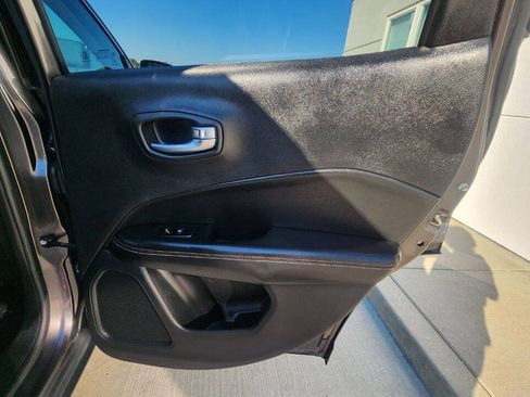 Used 2018 Jeep Compass Latitude w/ Popular Equipment Group FWD image 22
